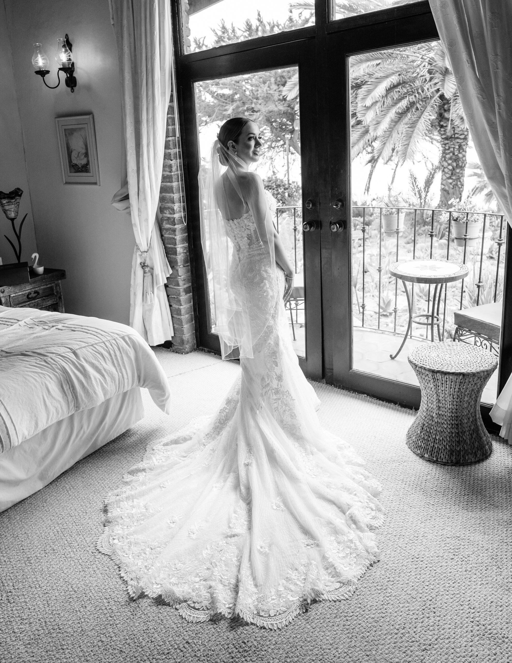 retrato de la novia estando de pie frente a la ventana