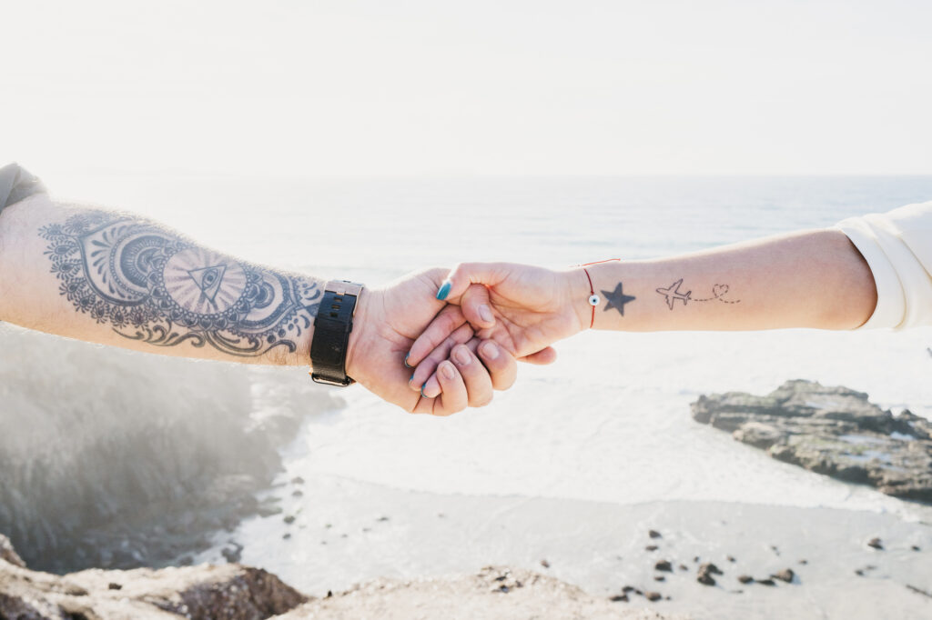 novios tomados de la mano frente a la playa en rosarito baja california