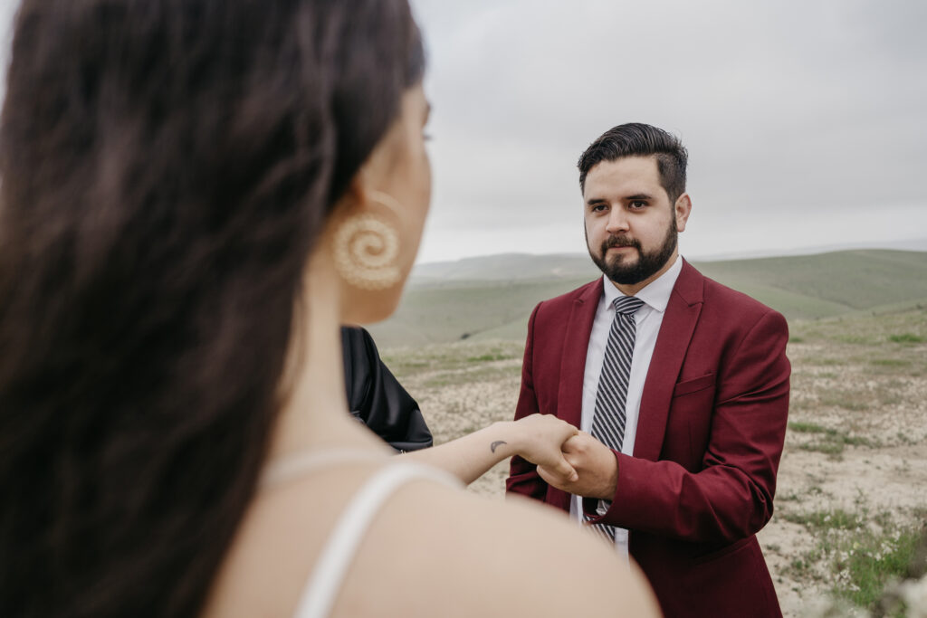 novio entregando anillo a su prometida elopment wedding