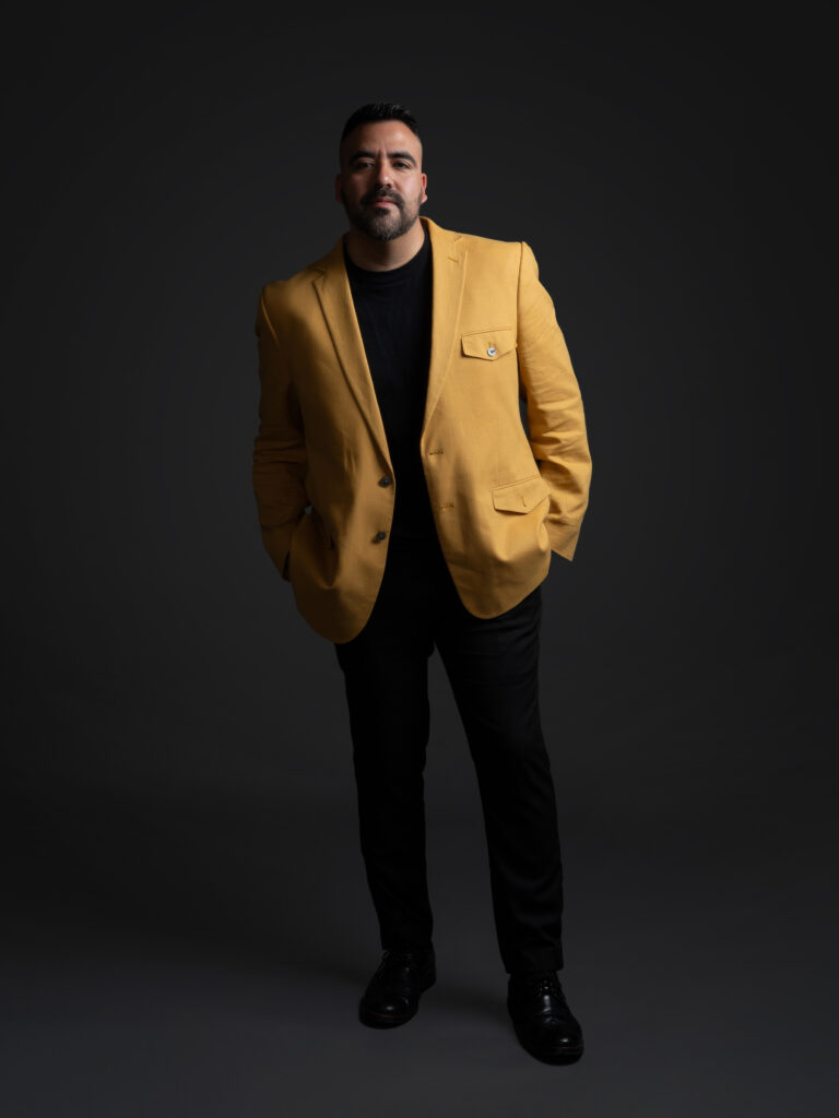 RETRATO DE MODELO CON SACO COLOR MOSTAZA Y PANTALON NEGRO ELEGANTE FOTOGRAFIA EN COLOR