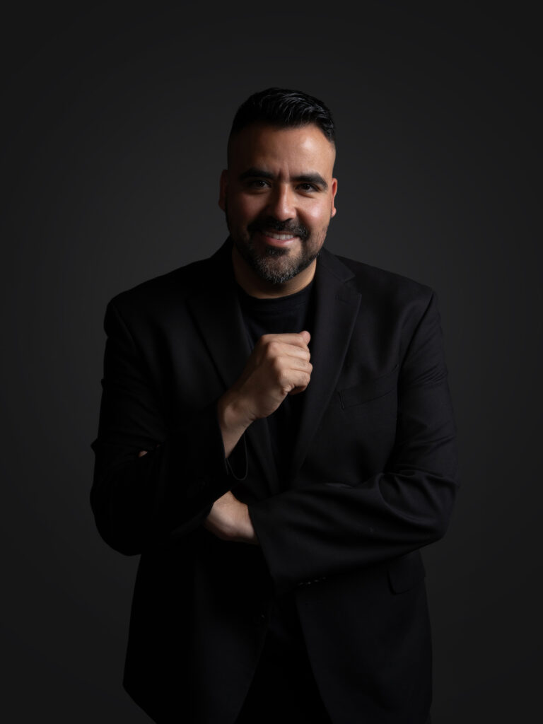 RETRATO DE MODELO CON SACO NEGRO Y PANTALON NEGRO ELEGANTE FOTOGRAFIA EN COLOR