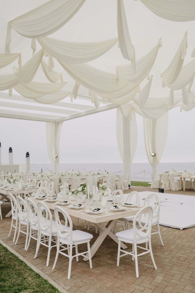 FOTOGRAFIA DEL MONTAJE EN DONDE SE VE LA DECORACION DE LA MESA Y APARECE EL PLATO Y BAJO PLATO JUNTO CON EL MENU IMPRESO, CUCHARA, TENEDOR Y CUBIERTO